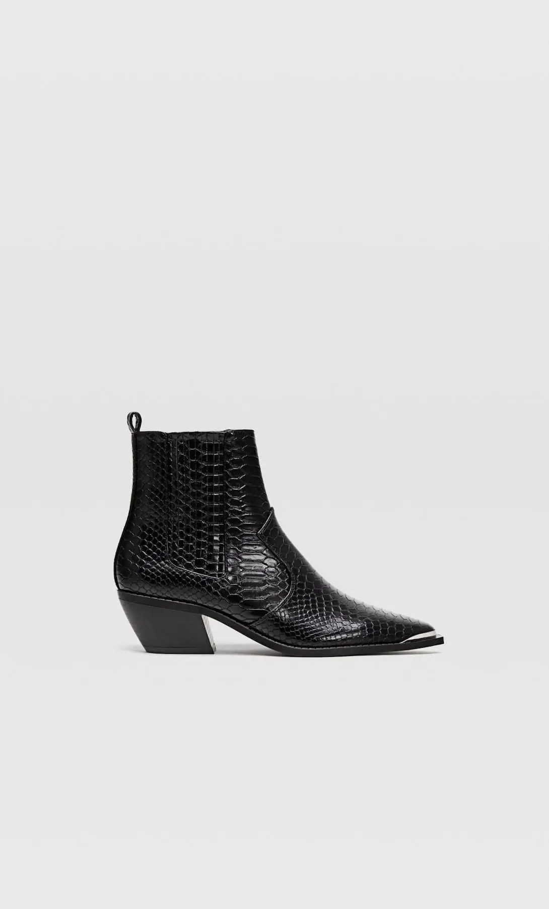 Em pele gravada, Stradivarius, €45,99