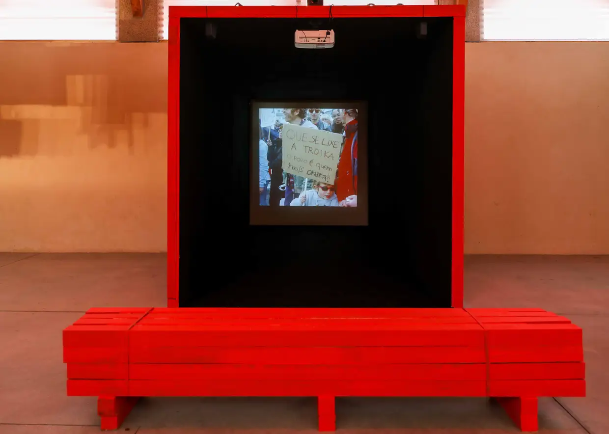 Fotografias e vídeos, de várias manifestações e protestos, completam a exposição