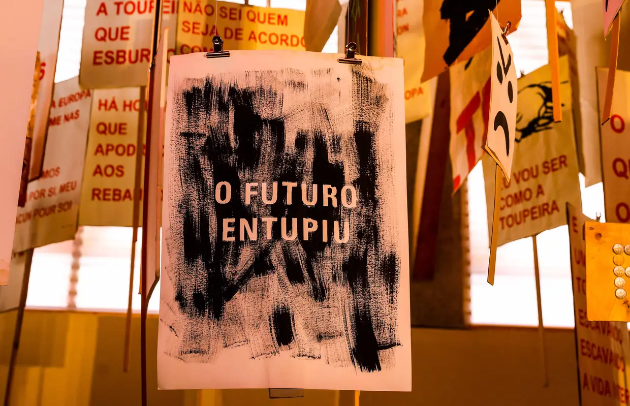A exposição Que Força é Essa apresenta cerca de 200 cartazes de protesto, divididos em três núcleos: Trabalho, Troika e Tudo; Feminismo e LGBTI+ e Emergência Climática