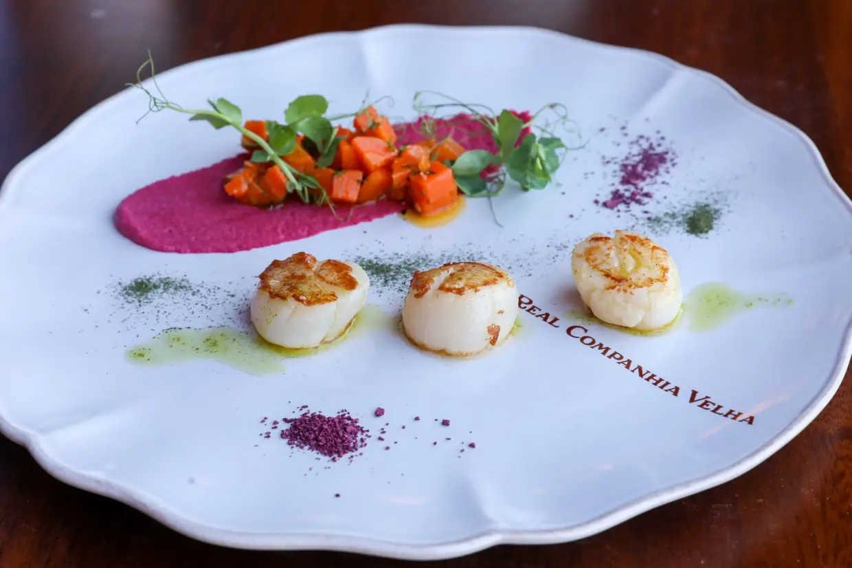 Vieiras da nossa costa com papardelle trufado, húmus de beterraba e salada de cenoura à Algarvia