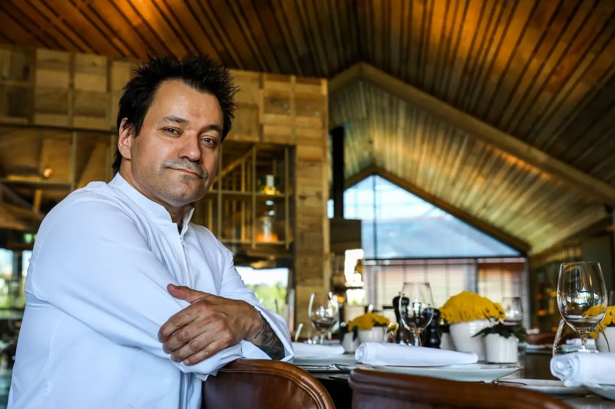 O chefe Jerónimo Pinto de Abreu estreou-se no restaurante do Museu Serralves, no Porto, antes de ir para a Ferrandi Paris – Ecóle Superieure de Cuisine Française, em França. No seu percurso estão hotéis como o Tivoli Lagos, o Aquafalls, no Douro, e o restaurante Portal, em Londres