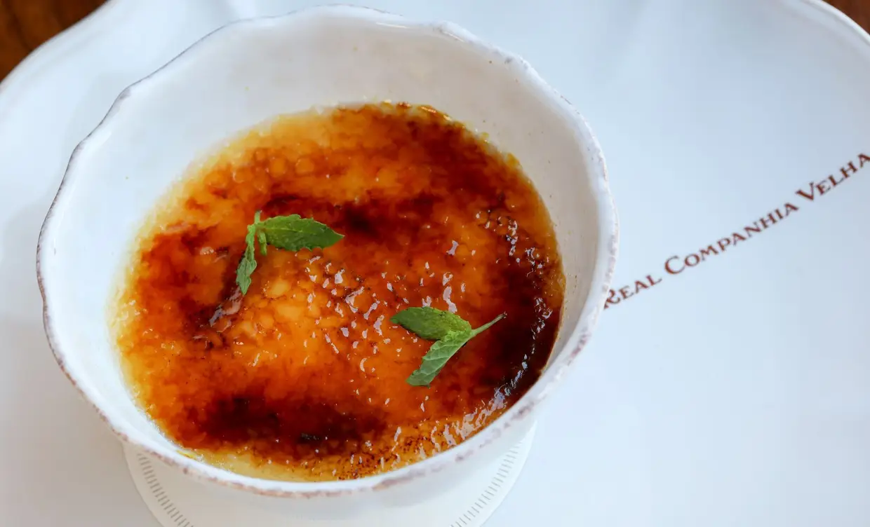 Créme brulée de coco, com hortelã do Douro