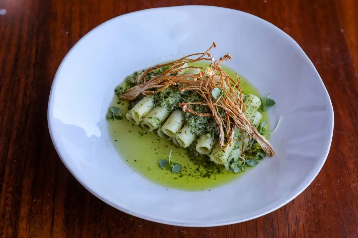 Rigatoni de cogumelos enoki e molho pesto clássico
