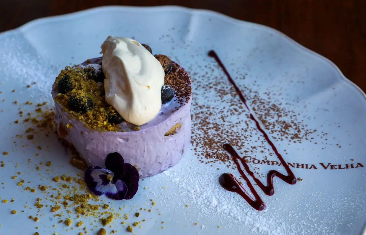 Tiramisú de mirtilos, espuma de creme inglês, granulado de pistachos e coulis de bagas frescas