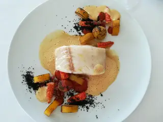 Lúcio e lagostins do nosso quintal com guarnição de caldeirada de peixe do rio, uma das sugestões da carta do restaurante, que dá destaque aos produtos endógenos da região