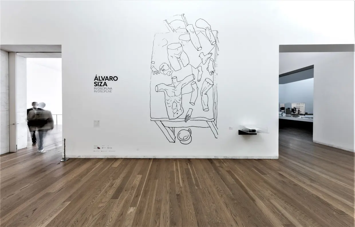A exposição Álvaro Siza - In/Disciplina, patente no Museu de Arte Contemporânea de Serralves, com curadoria dos arquitetos Nuno Grande e Carles Muro, retrata mais de seis décadas da obra do primeiro Pritzker português, de 1954 até 2019