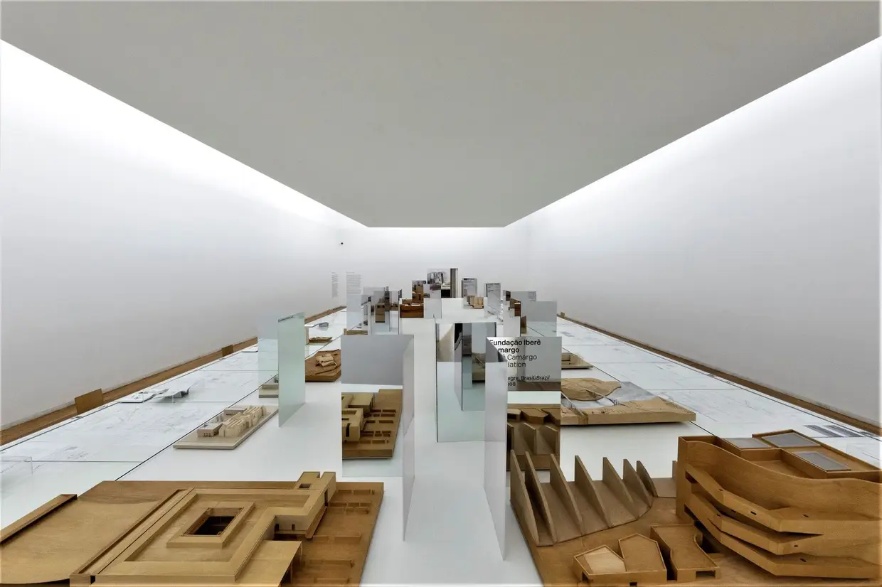 Entre os projetos em exposição, encontram-se as maquetes originais das quatro habitações na Avenida D. Afonso Henriques (Matosinhos), a primeira obra de Siza, da Piscina das Marés (Leça da Palmeira), do Banco de Vila do Conde (prémio Mies van der Rohe 1988), da renovação do Chiado (Lisboa), ou, entre outros, do edifício no bairro de Kreuzberg, Berlim, conhecido por Bonjour Tristesse