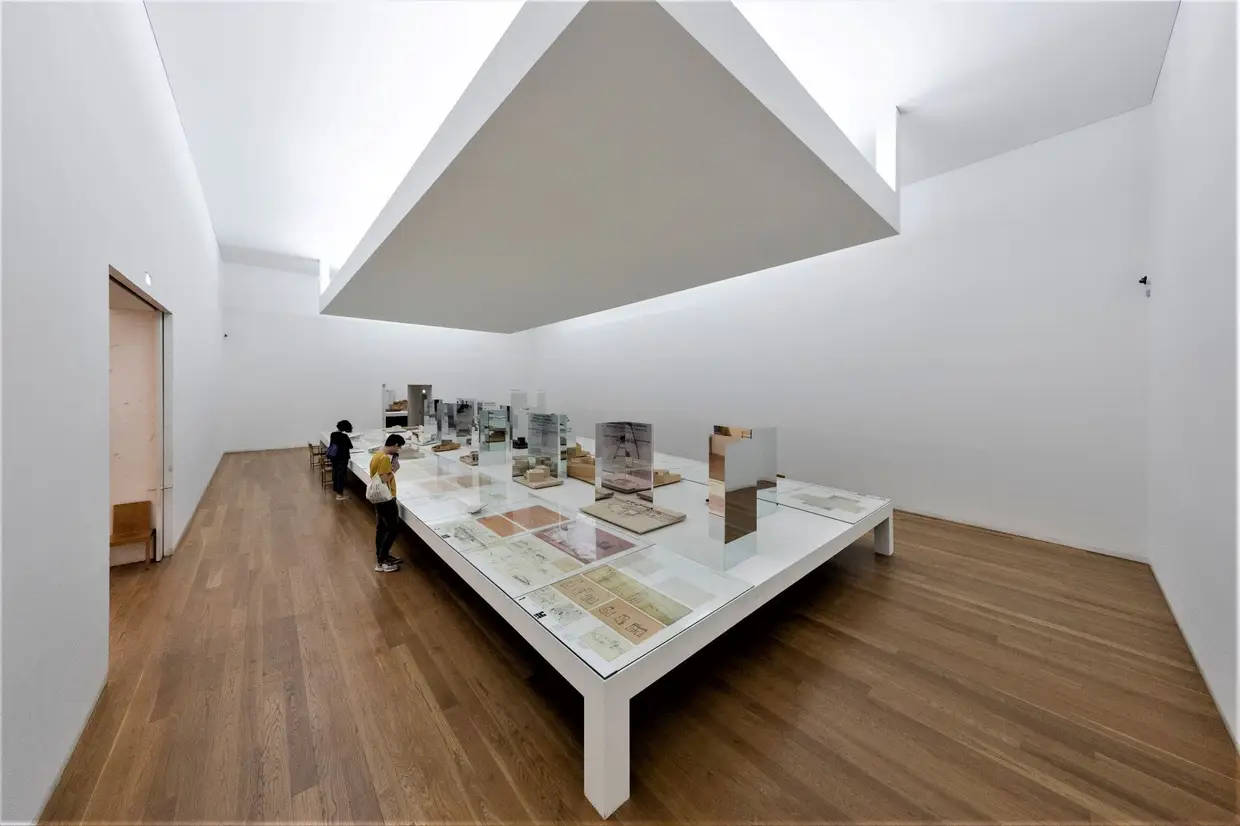 Nas duas primeiras salas, sob o tema Projetos, apresentam-se maquetes de obras (realizadas ou não) de Álvaro Siza. Estão expostas em cima da chamada mesa do arquiteto, com ligação aos próprios tetos que, neste caso, se assemelham ao lanternim criado por Siza para o Centro Galego de Arte Contemporânea, em Santiago de Compostela (1993)