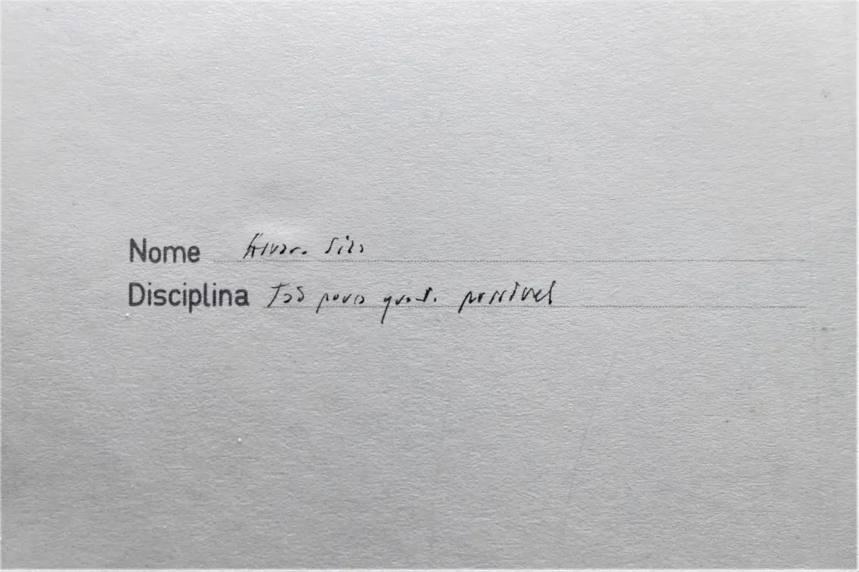 O nome dado à exposição, Álvaro Siza - In/Disciplina, vem da escrita do arquiteto nos seus cadernos, onde se apresenta tal como nesta foto: Nome: Álvaro Siza; Disciplina: Tão pouca quanto possível