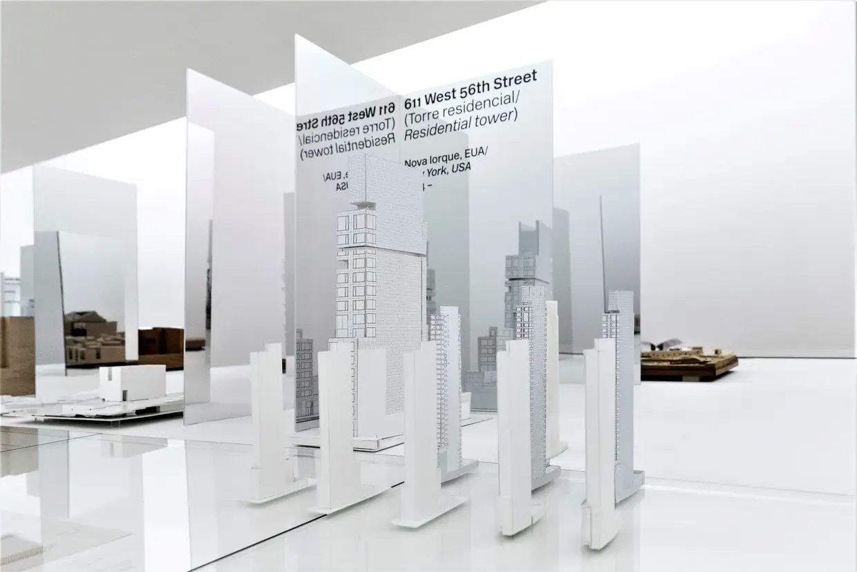 A obra mais recente desta exposição antológica é o arranha-céus de Álvaro Siza no bairro de Hell's Kitchen, em Manhattan, Nova Iorque (atualmente em construção), que marca a estreia do arquiteto na América do Norte