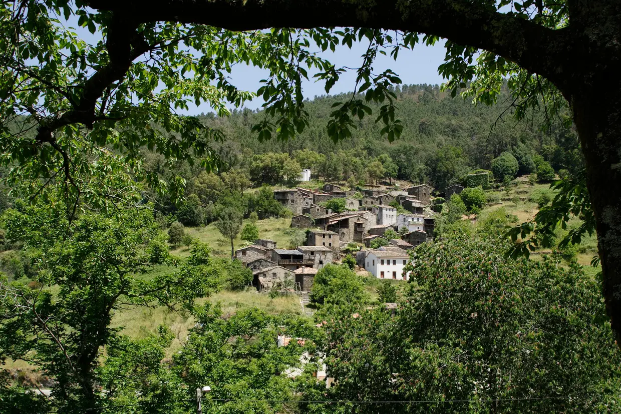 A cerca de uma hora de caminhada da Cerdeira, fica a vizinha aldeia do Candal, onde é obrigatória uma visita à Loja do Xisto, gerida por um grupo de artesãos locais