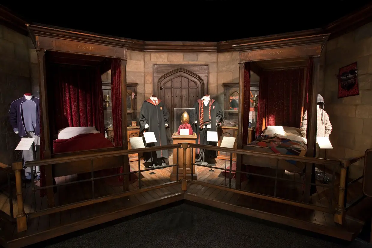 Dormitório da equipa Gryffindor e fardas da escola de magia Hogwarts