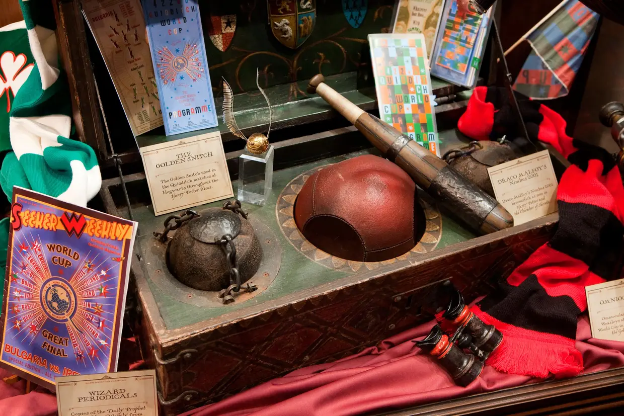 A exposição conta ainda com uma área dedicada ao Quidditch, desporto coletivo praticado pelos feiticeiros, na qual é possível lançar a bola que dá início aos jogos, a Quaffle