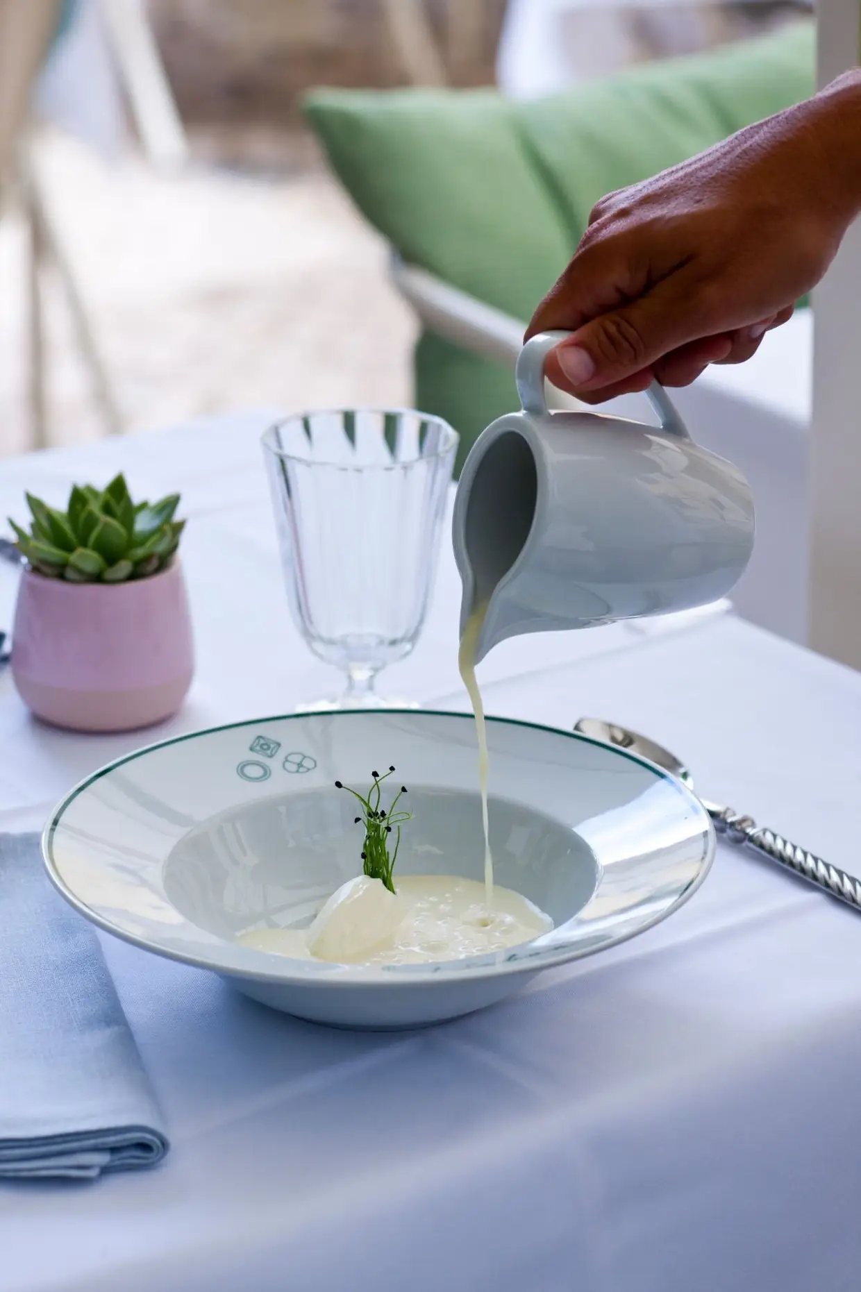 A cremosa vichyssoise é uma bela surpresa para começar a refeição