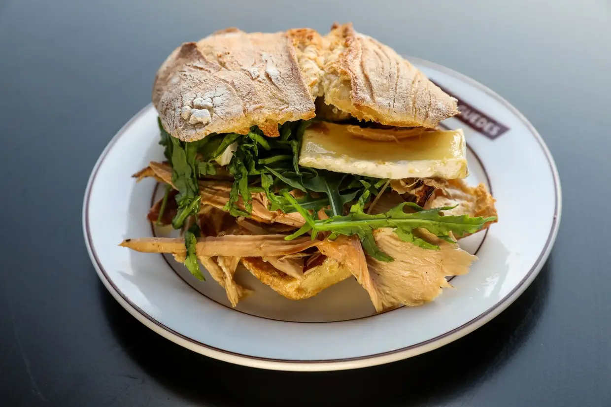 Na nova Casa Guedes, entrou também a sandes à chefe Guedes: pernil assado com cebola caramelizada com redução de vinho do Porto e queijo brie