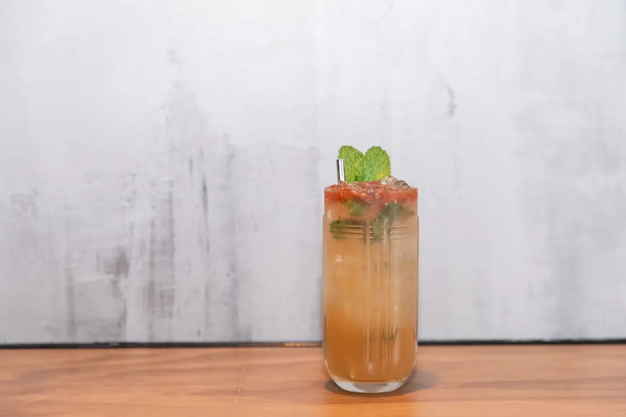 A aposta vai para os cocktails clássicos: Mojito, Negroni, Paloma ou Margarita (€8 a €9)