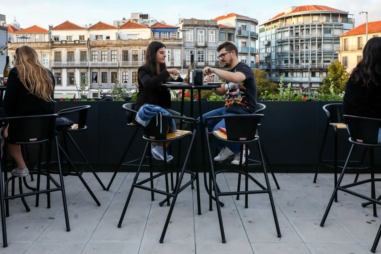 A nova Casa Guedes tem três pisos, várias salas e terraços, com vista para a Praça dos Poveiros, e capacidade para receber 200 pessoas
