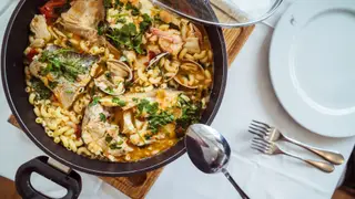 Na ementa, destacam-se o marisco, “rei da festa”, o peixe, “selvagem como o mar” e a carne, “herança da casa-mãe”