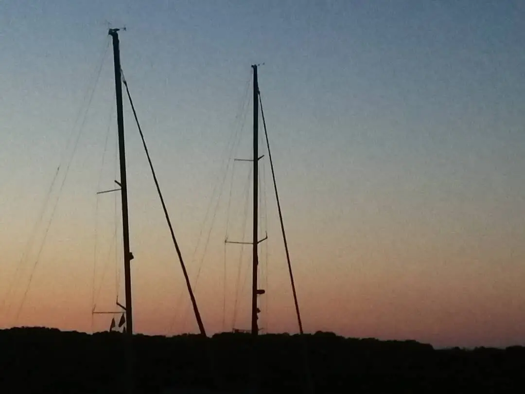 Assistir ao nascer do sol num barco, atracado por entre as ilhas Kornati no Adriático é sem dúvida uma experiência fantástica, inesperada e inesquecível, que acorda o marinheiro que há em nós.