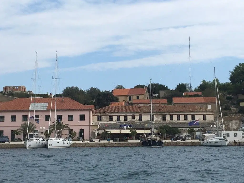 Uma parte do turismo das ilhas croatas, especialmente das mais pequenas e pouco acessíveis, vem das tripulações internacionais de marinheiros de fim de semana que se juntam ao fim do dia no restaurante-bar em frente à marina para trocar histórias de aventuras passadas