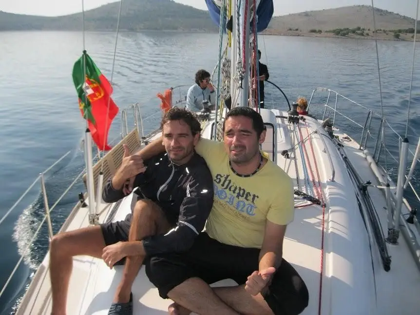 O meu batismo de vela foi já há vários anos com uma tripulação portuguesa (à exceção do professor) e bons amigos num fim de semana para não mais esquecer. A nossa bandeira pôde ser hasteada, sim, desde que abaixo da bandeira Croata