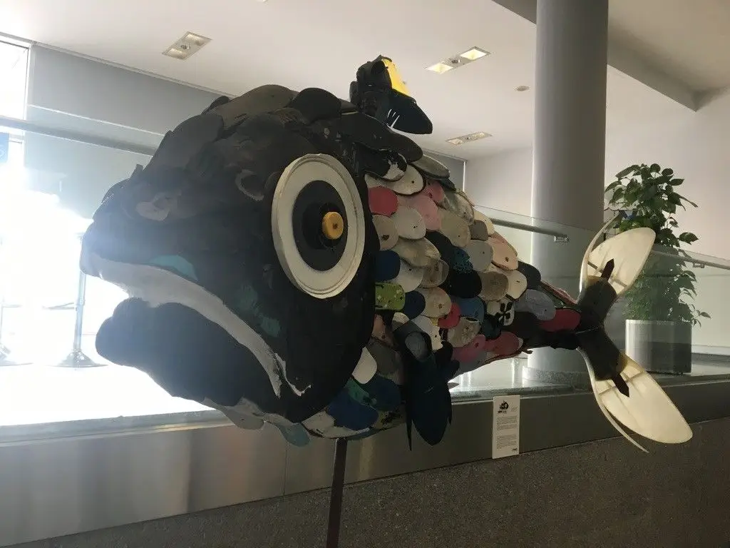 Infelizmente é mais e mais frequente, também no Adriático, encontrar plásticos no mar que prejudicam a vida marinha e ameaçam a existência destes paraísos ainda por descobrir. A obra artística da figura, um peixe totalmente feito com plásticos encontrados no mar, lembra-nos disso e recebeu este ano os visitantes do Dia Marítimo Europeu em Lisboa (do qual fiz parte, uma história para outro dia)