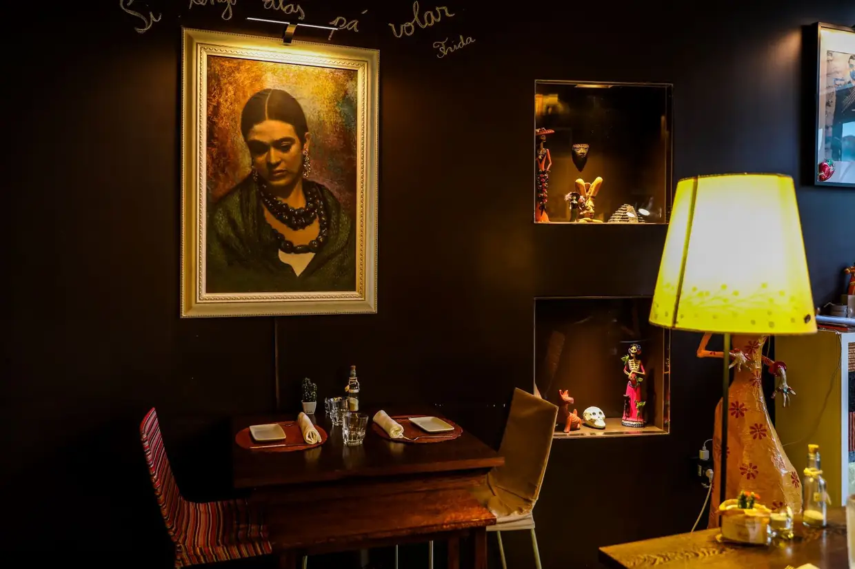 A decoração do Frida, no Porto, convoca a vida e a obra da pintora Frida Kahlo, com muito artesanato à mistura
