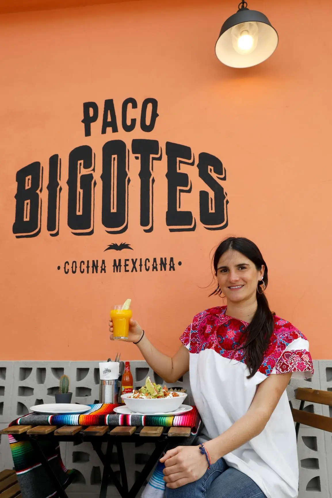 A mexicana Natasia Ocejo inspirou-se numa barraquinha de praia, na costa de Acapulco, onde o pescador Paco Bigotes servia ceviches, pratos de pescado e marisco, para abrir uma taqueria na Linha de Cascais