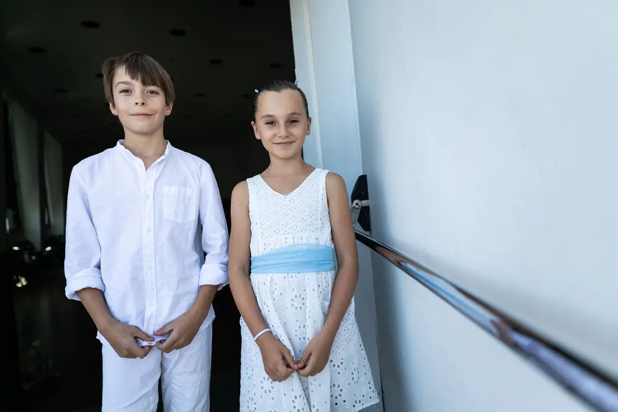 Elias Gressner, 11 anos, canta desde os 3. Vai a espetáculos de ópera desde pequeno e confessa que, se não pudesse cantar, «o mundo não seria tão bom». Alice Varandas, 9 anos, garante que a ópera «é muito alegre e divertida»