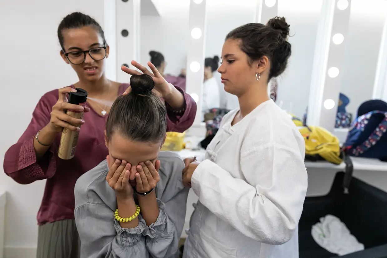 Aqui não há maquilhadores nem cabeleireiros profissionais: nos camarins, todos se ajudam. Tal como no palco