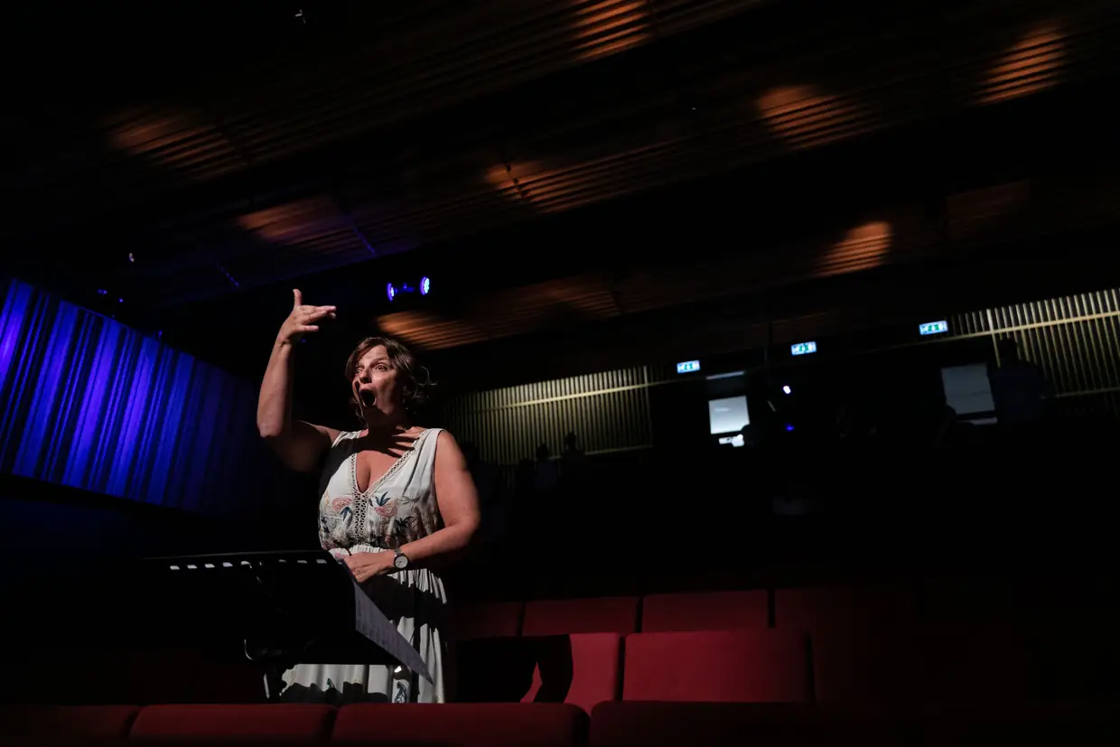 A maestrina desta ópera: a professora Teresa Lencastre. «O espetáculo é como um puzzle de várias peças. A parte vocal foi trabalhada ao longo do ano, depois tratou-se do resto, como os lugares em palco, os figurinos, as imagens projetadas»