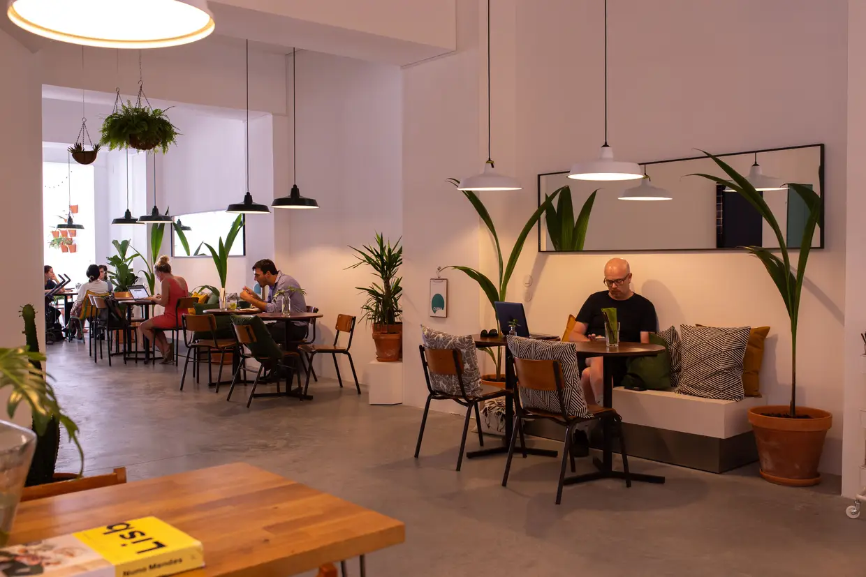 Com 200 metros quadrados, paredes pintadas de branco e plantas a decorar, é um sítio onde apetece estar, sem pressas