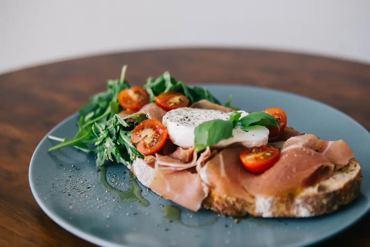 Para comer, há sanduíches abertas feitas com pão da Terrapão, a padaria artesanal que funciona no Mercado de Arroios. Esta é de presunto, burrata, rúcula e tomate cherry