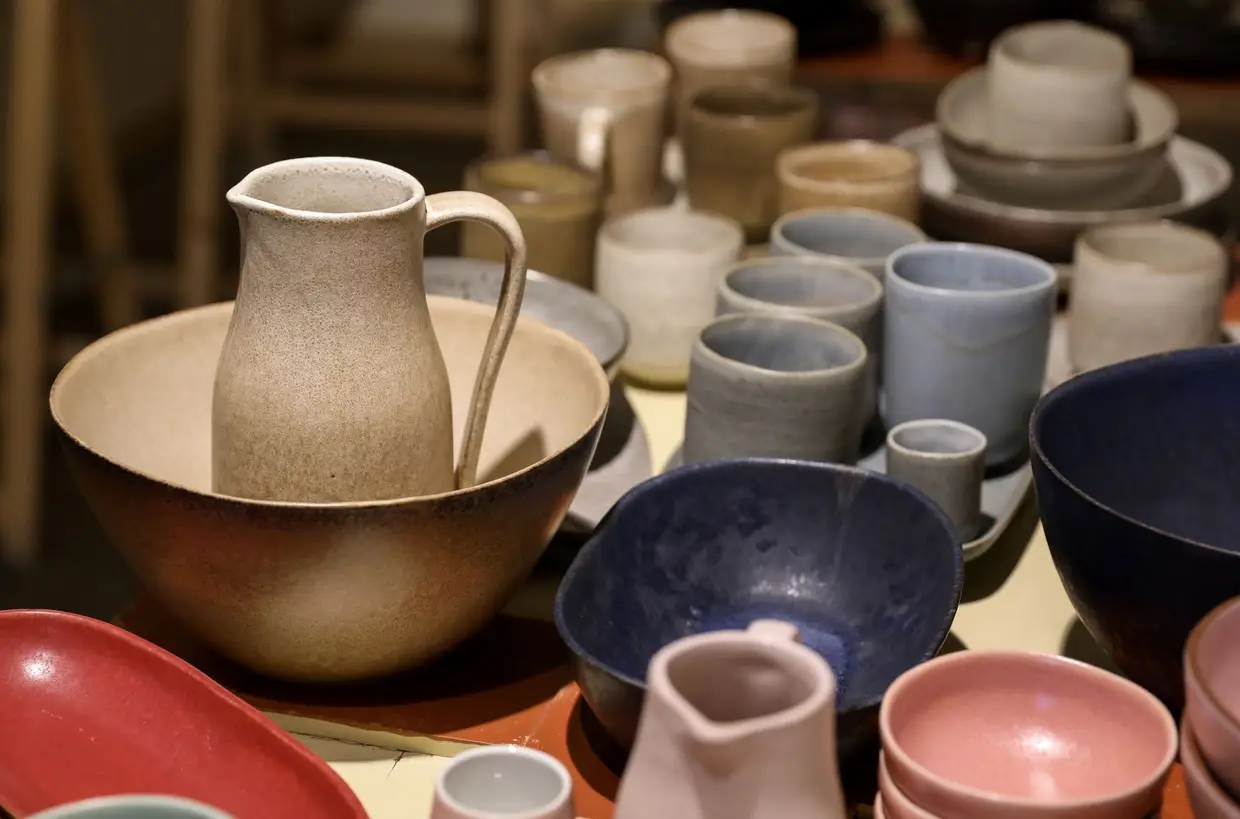 A cerâmica portuguesa vem da Casa Cubista (Algarve), da Barru Pottery (Alentejo) e da Laboratório d'Estórias (Caldas da Rainha)