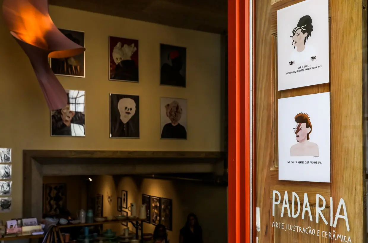 A loja/galeria abriu no sítio onde outrora existiu uma padaria, na Rua de São Bento da Vitória