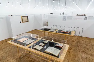 O projeto expositivo, criado pelo Atelier Aires Mateus, evoca as antigas caixas tipos