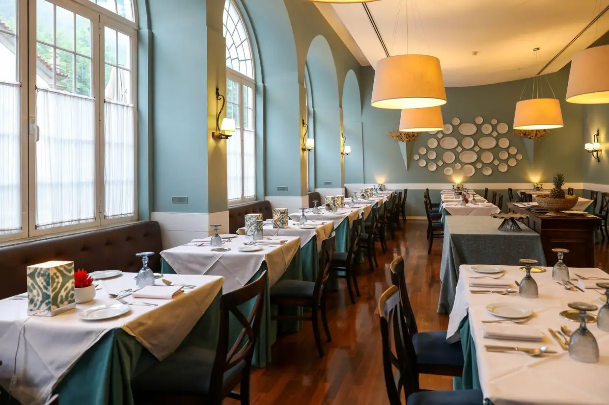 A carta do restaurante aposta em produtos tradicionais, como o cabrito, o bacalhau, o polvo ou a posta, com apresentação contemporânea