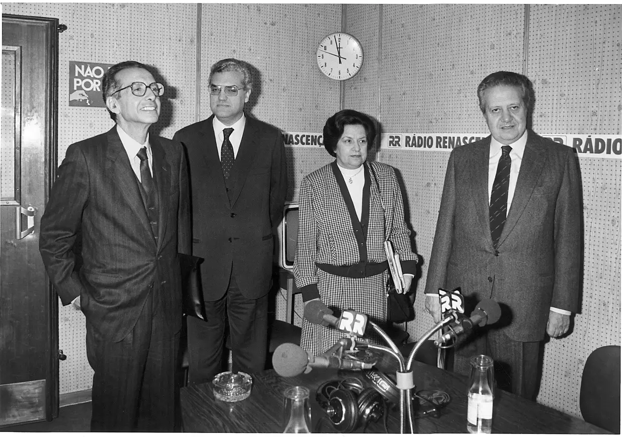 Entre Salgado Zenha e Maria de Lourdes Pintassilgo, e ainda Mário Soares, candidatos às Eleições Presidenciais de 1986, nos estúdios da Rádio Renascença, em Lisboa