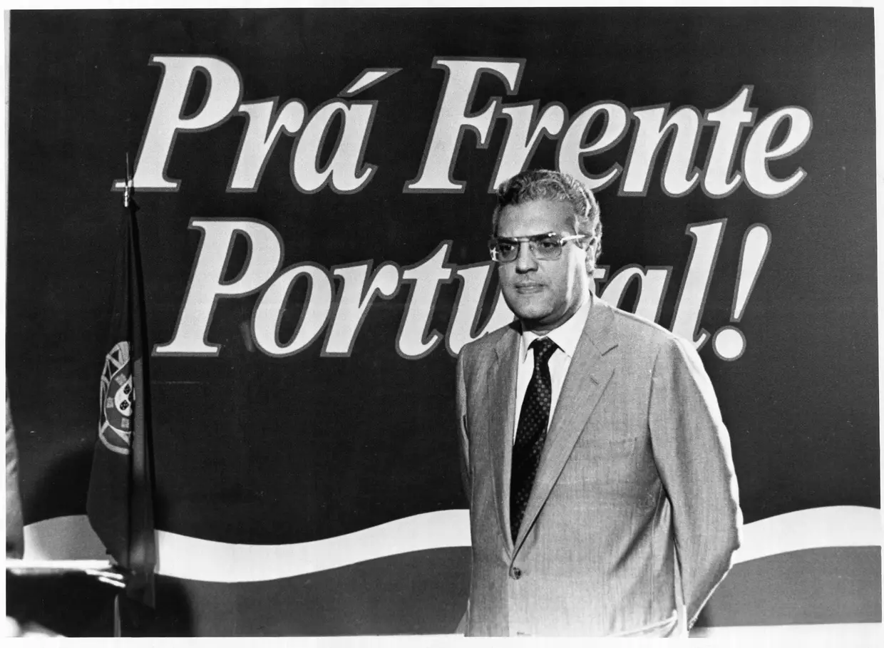 À frente do cartaz com o slogan escolhido para essas presidênciais: Prá Frente Portugal