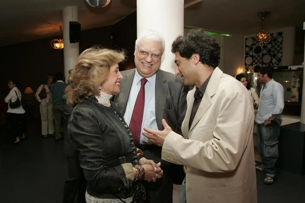 Com a mulher, Maria José Salgado Sarmento de Matos, mais conhecida como Maria Roma, escritora, e o filho, Domingos, escritor e jornalista