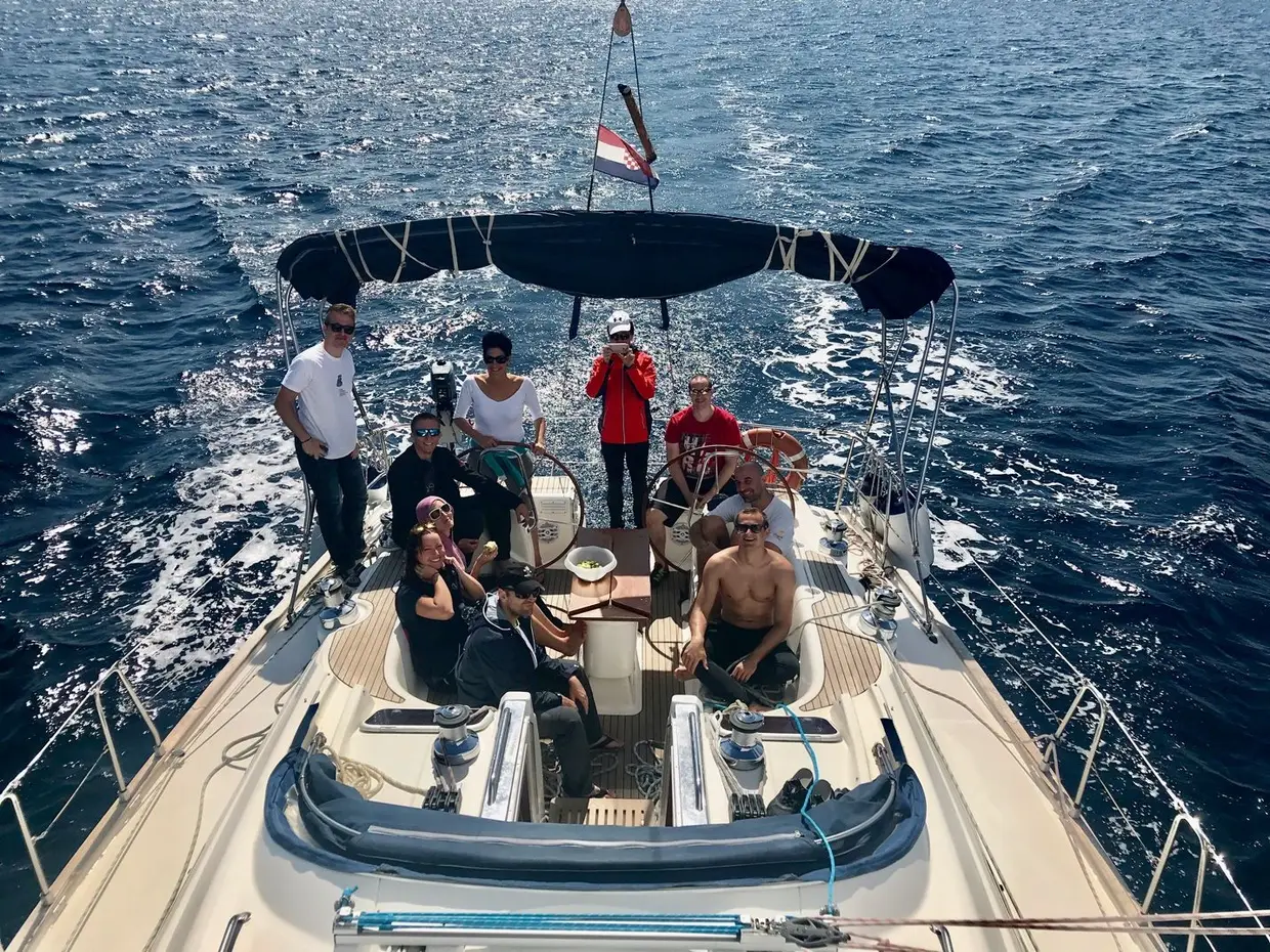 Todos os anos a empresa onde trabalho – XLAB – organiza uma regata parcialmente financiada para os seus colaboradores. Nestas viagens costumam ir duas embarcações de boa gente com um espírito de equipa excecional, prontos a trabalhar e aprender a manejar o barco. É um desporto nacional muito apreciado pelos Eslovenos e pelos seus vizinhos Croatas e Italianos com quem partilhamos o Adriático. Aliás, com a ISL Online a bordo ninguém precisa de ficar a trabalhar no escritório.