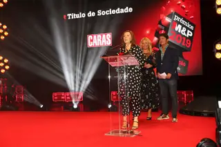 Natalina de Almeida, diretora da Caras, a receber o seu prémio