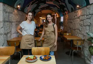 Ana Egmond e a irmã, Eva, criaram um restaurante 100% vegan, com comida do mundo, que é também uma forma de ativismo