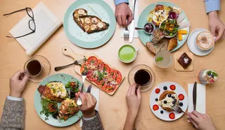 Menus de brunch ou brinner, como os que são servidos no Noshi Coffee, estão disponíveis no BrunchVilla Porto