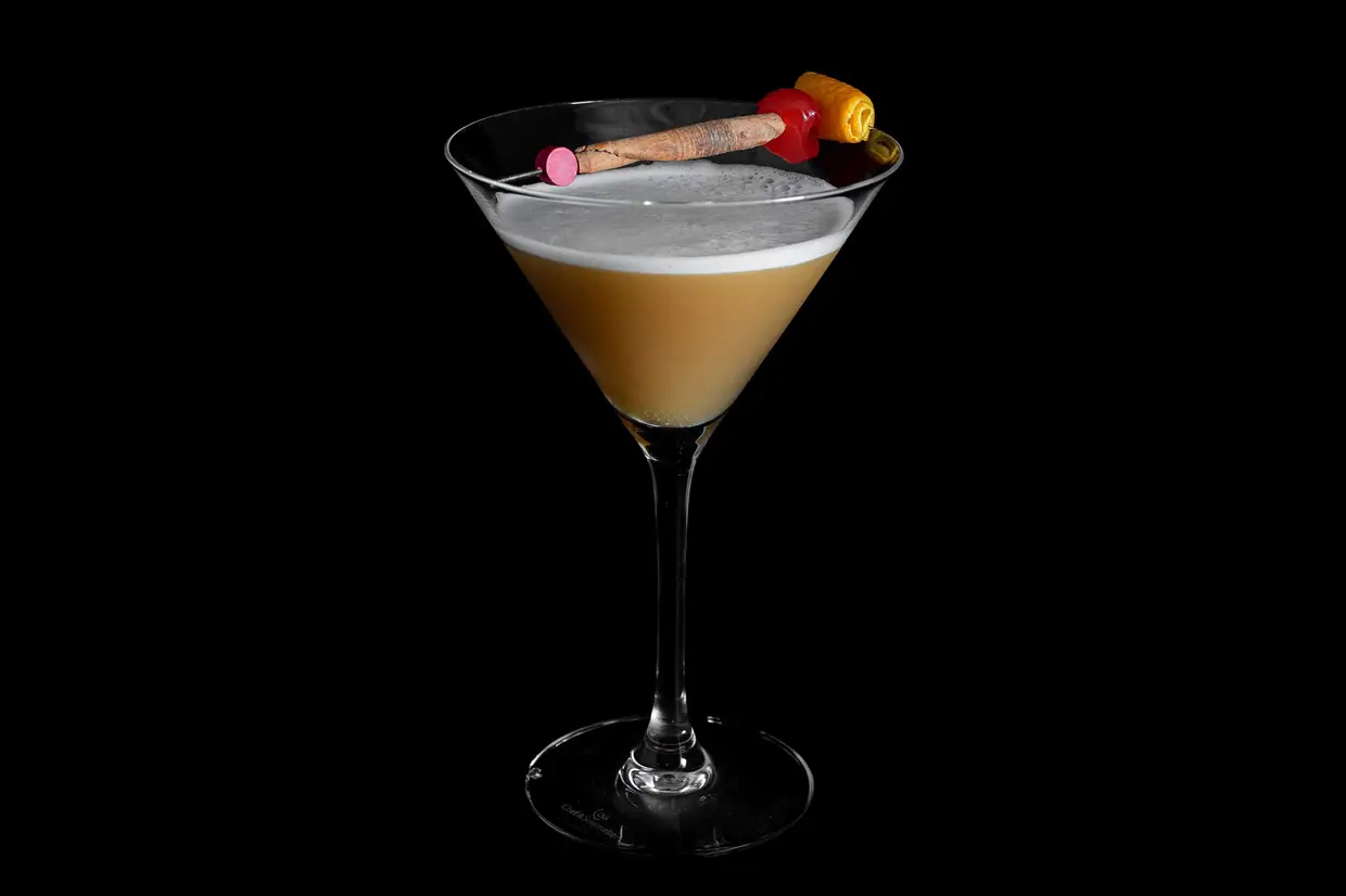 O Bar A Paródia, em Lisboa, serve o Amber (€13,50), preparado com rum Havana Club Especial, rum Havana Club 7 Años, vermute rosso e licor de ervas
