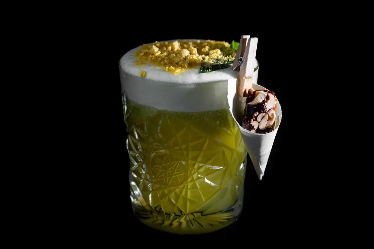 No Arena Lounge do Casino de Lisboa, prove-se o Honey Dublin (€8,60): Whiskey Jameson, sumo de limão, mel, clara de ovo, néctar de maracujá, manjericão e nougat de amendoim
