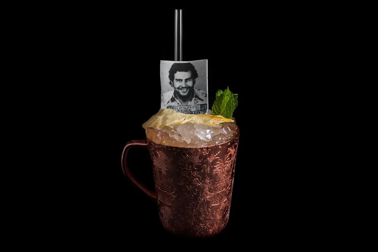 O Smuggler's Cup (€9) é servido no Big Bad Bank, o bar do Zero Box Lodge, no Porto, e leva Absolut Elyx Vodka, cordial de abacaxi e curcuma, ginger beer