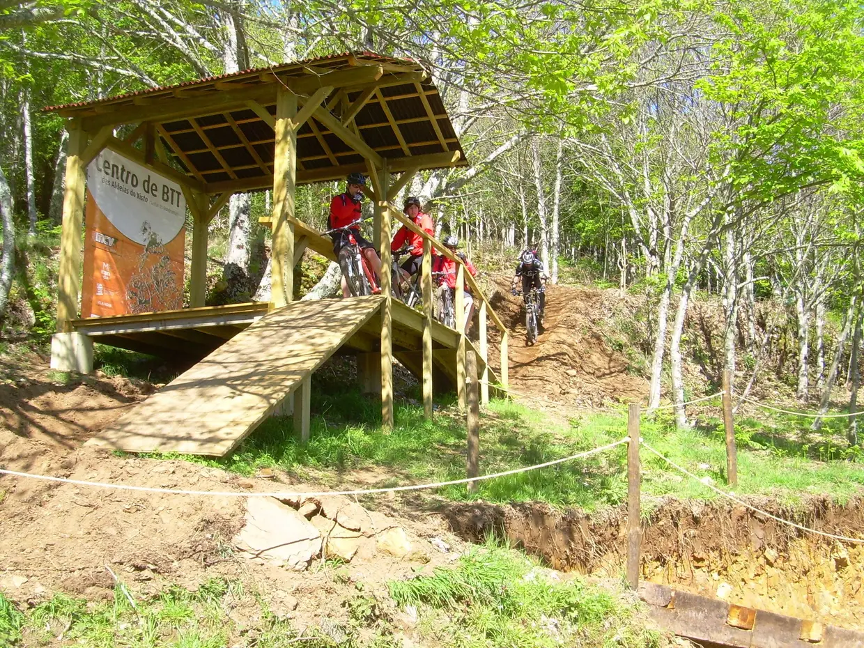 O Centro de Estágio de Trail Running, em Miranda do Corvo, conta com dormitório, balneários, estação de serviço para bicicletas e ginásio. À sua volta, existem três circuitos de trail, de 10, 25 e 50 quilómetros, e 14 percursos de BTT, num total de cerca de 230 km