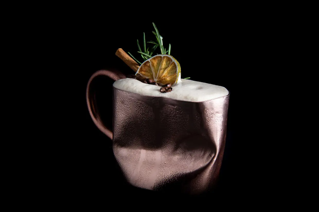 No Fé Wine & Club, no Porto, serve-se o Club Smashed (€8): rum Havana Club 7 Años, licor de café Kahlúa, xarope de canela de autor, mel de abelha, sumo de lima e café