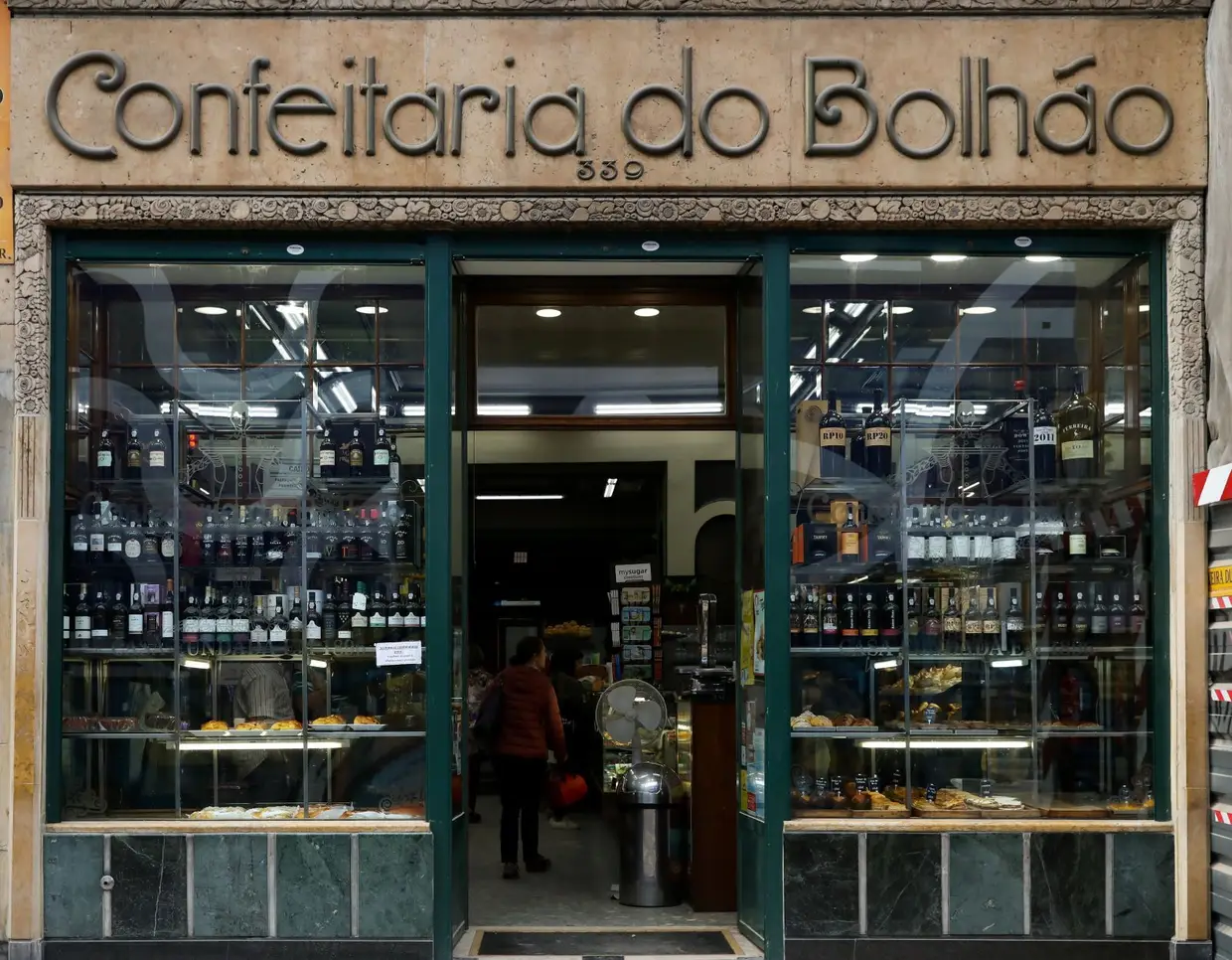Em frente ao Mercado do Bolhão, a Confeitaria do Bolhão, a mais antiga do Porto (de 1896), mantém o receituário antigo, como o bolo-rei e o pão de ló, confecionados todo o ano